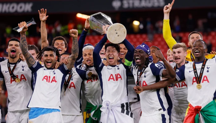 Tottenham Hotspur lifts the trophy